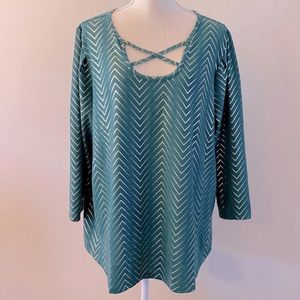Louise Paris Women’s plus Green Metallic gold Chevron print top/blouse size 2X